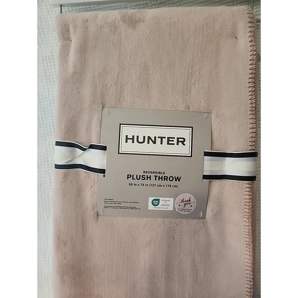 Brand New Oversized Hunter Reversible Plush Throw Rose Cloud/Down 50" x 70" B3 - Picture 2 of 6